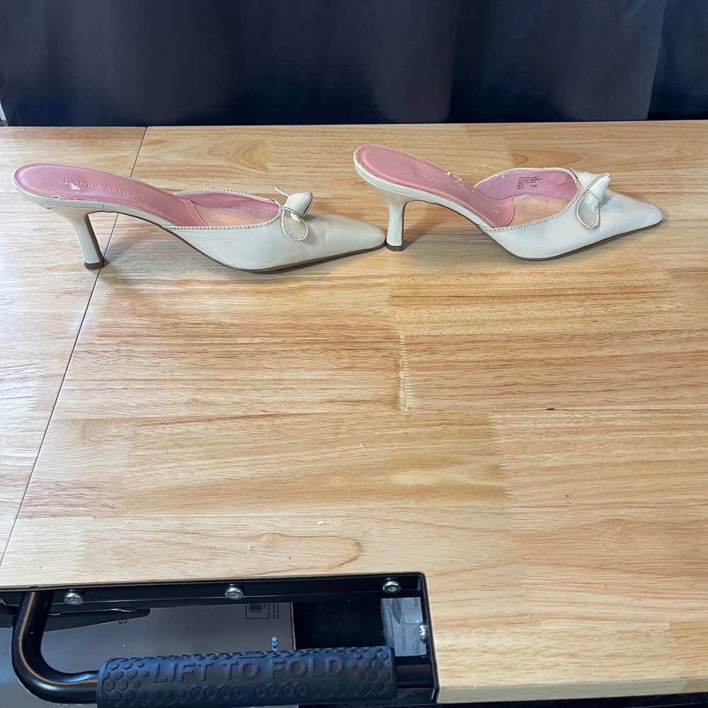 Laura Ashley Cream Leather Bow Pointed Toe Kitten Heel Mules Womens 11M - Picture 4 of 6